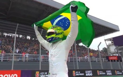 O piloto britânico Lewis Hamilton com a McLaren em Ayton Senna foi tricampeão da Fórmula 1