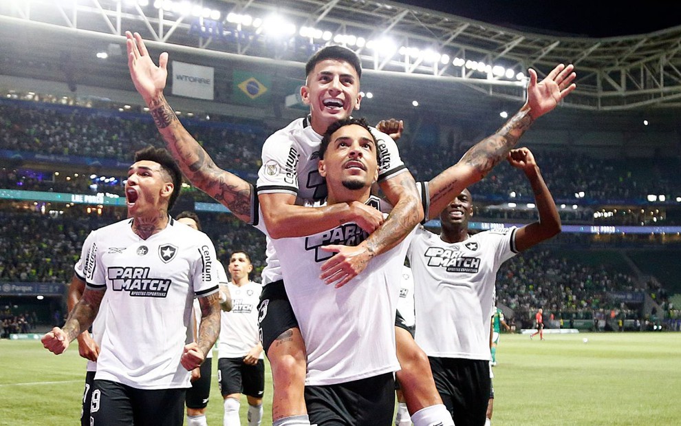 Jogadores com uniforme do Botafogo se abraçam e celebram vitória