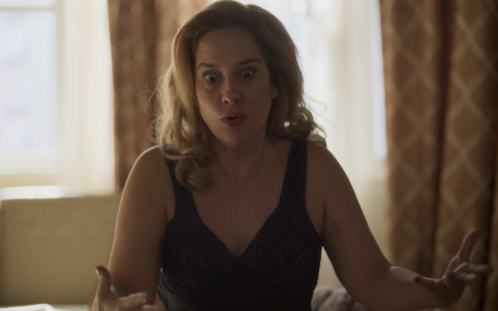 A atriz Palomma Duarte com expressão assustada em cena de Garota do Momento
