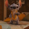 Stitch está de pé em cama em cena do live-action de Lilo & Stitch