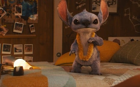 Stitch está de pé em cama em cena do live-action de Lilo & Stitch