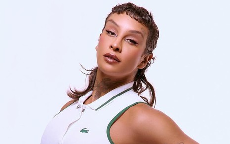 Linn da Quebrada posando em frente a fundo branco, com cabelo cortado em estilo mullet