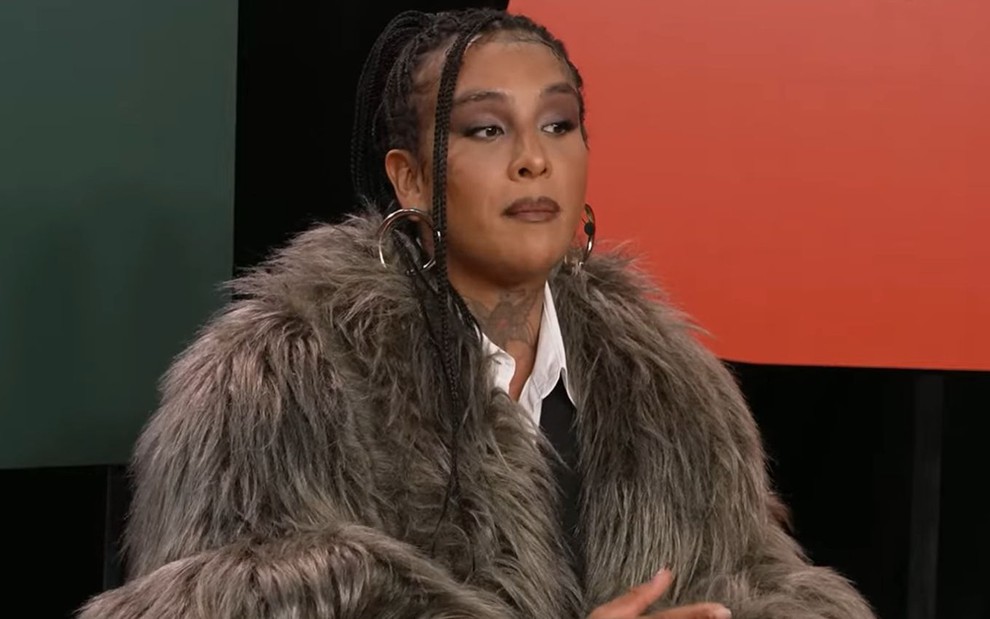 Foto de Linn da Quebrada durante entrevista