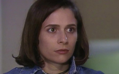 A atriz Andrea Beltrão com expressão séria em cena de A Viagem (1994)