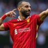 Salah, do Liverpool, comemora gol e veste uniforme vermelho com detalhes brancos e amarelos