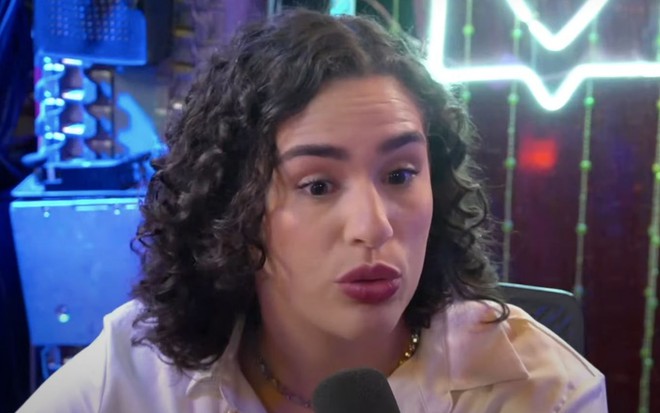Livian Aragão no cenário do podcast Inteligência Ltda