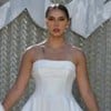 MC Livinho e Byanca Gabarron estão de mãos dadas, em foto de casamento