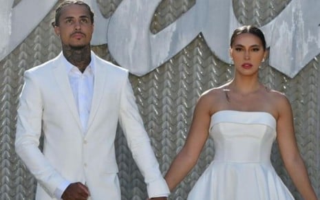 MC Livinho e Byanca Gabarron estão de mãos dadas, em foto de casamento