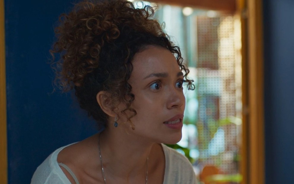 Lorena Lima com expressão assustada em cena da novela Vale Tudo