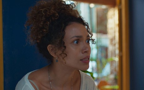 Lorena Lima com expressão assustada em cena da novela Vale Tudo