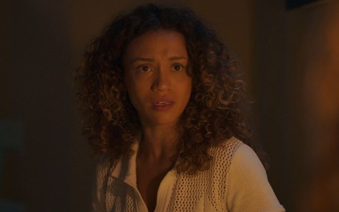 Lorena Lima com expressão assustada em cena da novela Vale Tudo