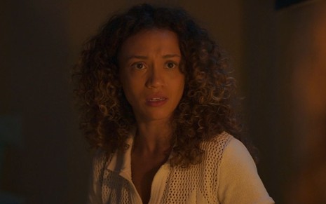 Lorena Lima com expressão assustada em cena da novela Vale Tudo