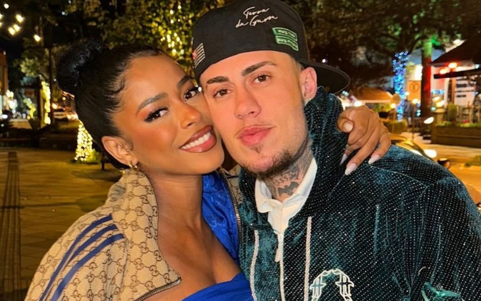 Foto mostra Lorena Maria abraçada com MC Daniel