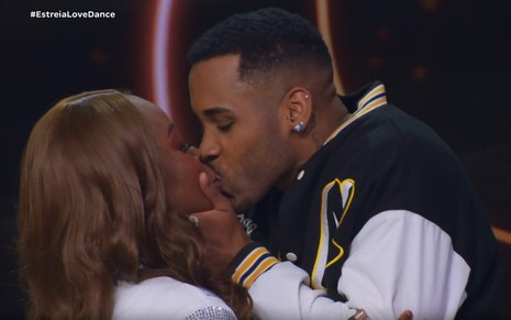 Luara Maysa e Guilherme Andrade se beijando no Love & Dance