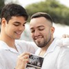 Lucas Bley e Lucas Rangel segurando o ultrassom do bebê no Instagram