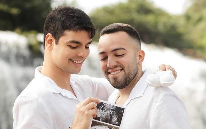 Lucas Bley e Lucas Rangel segurando o ultrassom do bebê no Instagram