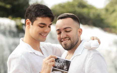 Lucas Bley e Lucas Rangel segurando o ultrassom do bebê no Instagram