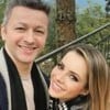 Lucas Lima e Sandy Leah estão abraçados e sorridentes