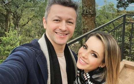 Lucas Lima e Sandy Leah estão abraçados e sorridentes
