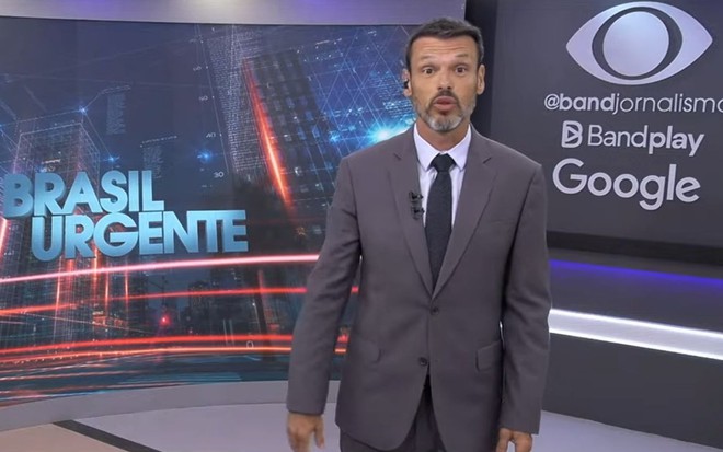 O apresentador Lucas Martins à frente do Brasil Urgente