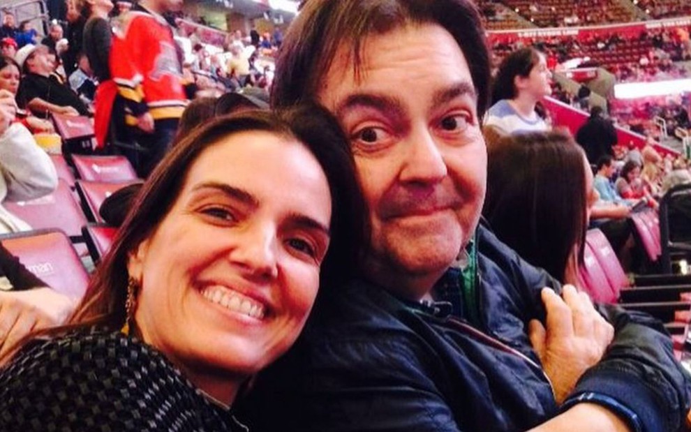 Foto mostra Luciana Cardoso abraçada com Faustão