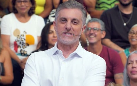 Foto mostra Luciano Huck durante o Domingão