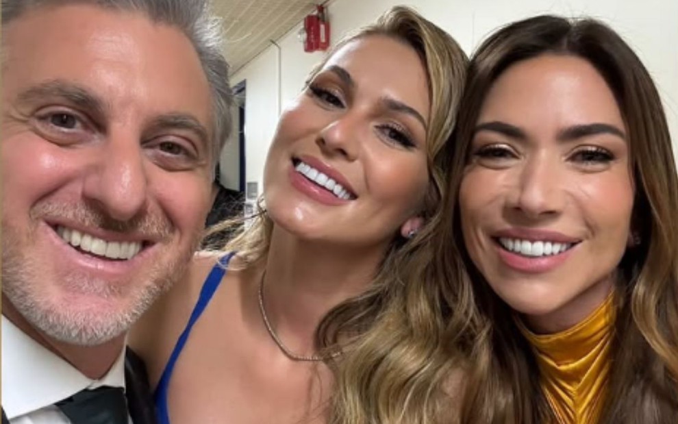 Luciano Huck, Lívia Andrade e Patricia Abravanel em selfie sorridente nos bastidores da Globo