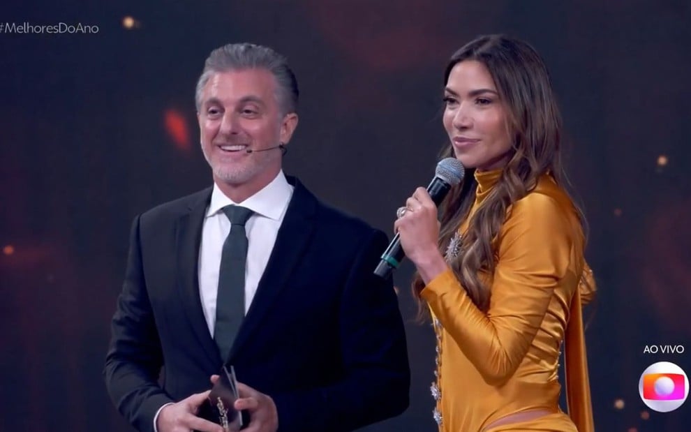 Luciano Huck e Patricia Abravanel estão felizes no palco do Domingão