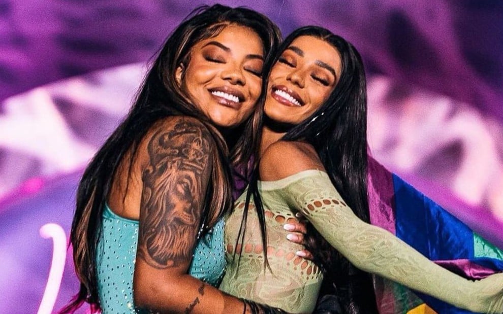 Foto mostra Ludmilla abraçada com Brunna Gonçalves