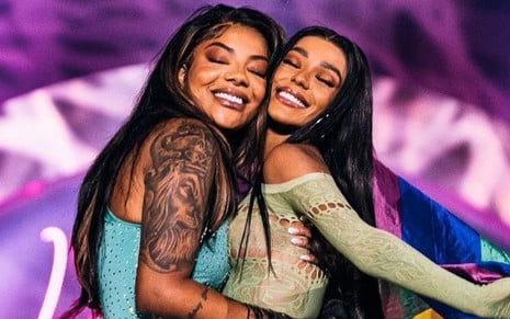 Foto mostra Ludmilla abraçada com Brunna Gonçalves