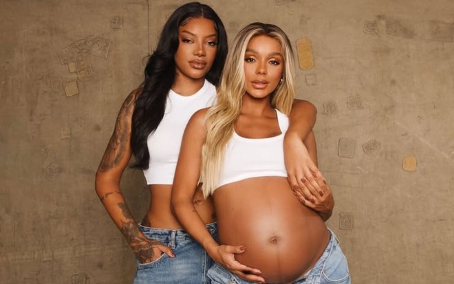 Ludmilla e Bruna Gonçalvez em ensaio de foto antes do parto, abraçadas, lado a lado