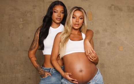 Ludmilla e Bruna Gonçalvez em ensaio de foto antes do parto, abraçadas, lado a lado