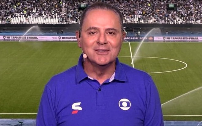 Luis Roberto em cabine de transmissão durante jogo do Campeonato Brasileiro na Globo