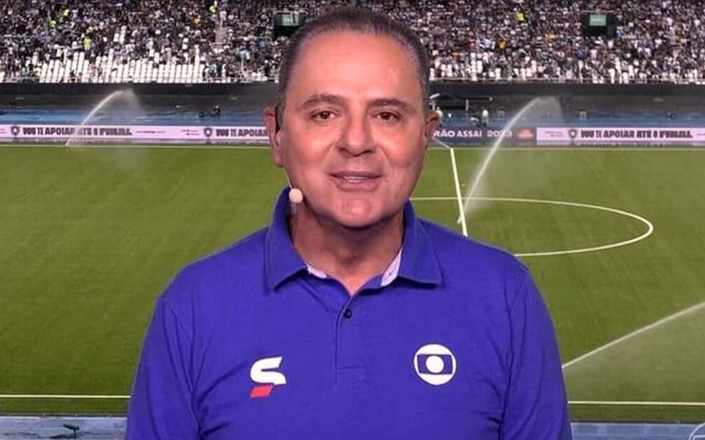 Luis Roberto em cabine de transmissão durante jogo do Campeonato Brasileiro na Globo