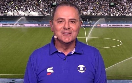 Luis Roberto em cabine de transmissão durante jogo do Campeonato Brasileiro na Globo