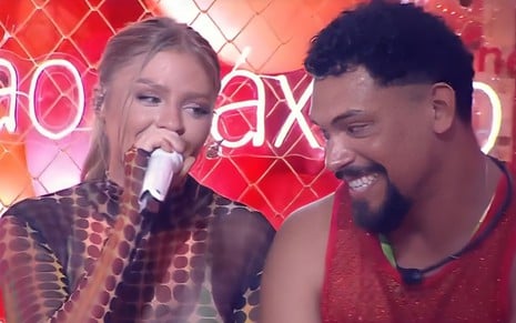 Luísa Sonza e Vinícius Nascimento se entreolhando com um sorrisinho no BBB 25