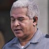 O ator Adélio Lima de olho fechado, expressão cansada em cena de Dona de Mim
