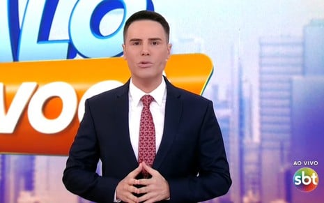 O apresentador Luiz Bacci à frente do Alô, Você