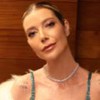 Luiza Possi posando com um vestido azul de alças finas e casaco de plumas