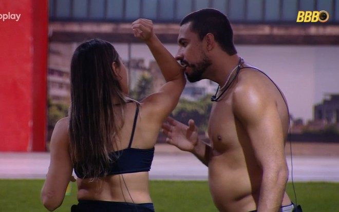 Maike morde o braço de Renata no BBB 25