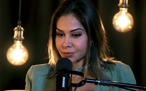 Foto mostra Maíra Cardi durante entrevista