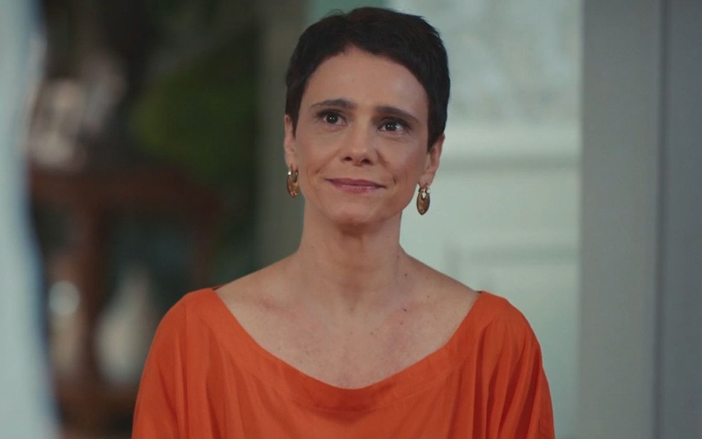 Malu Galli com sorriso leve em cena da novela Vale Tudo