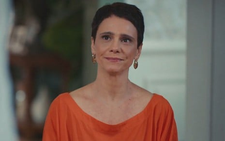 Malu Galli com sorriso leve em cena da novela Vale Tudo