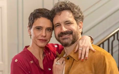 Malu Galli e Caco Ciocler estão abraçados, lado a lado