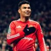 Casemiro, do Manchester United, comemora gol durante partida e veste uniforme vermelho