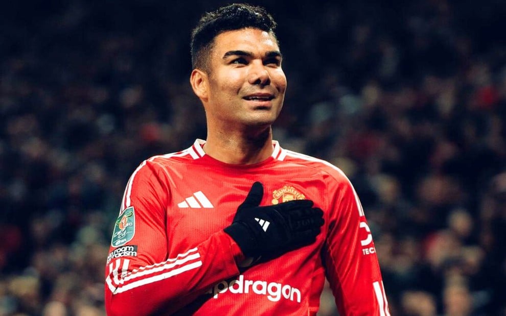 Casemiro, do Manchester United, comemora gol durante partida e veste uniforme vermelho