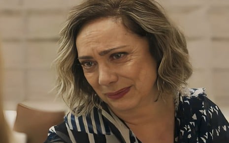 A atriz Eliane Giardini como Bertha em cena de Mania de Você