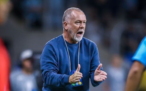 Mano Menezes gritando em jogo do Grêmio ao vivo em Porto Alegre