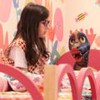 Isadora (Manu Bistene) conversa com uma cobra de pelúcia em cena da novela A Caverna Encantada