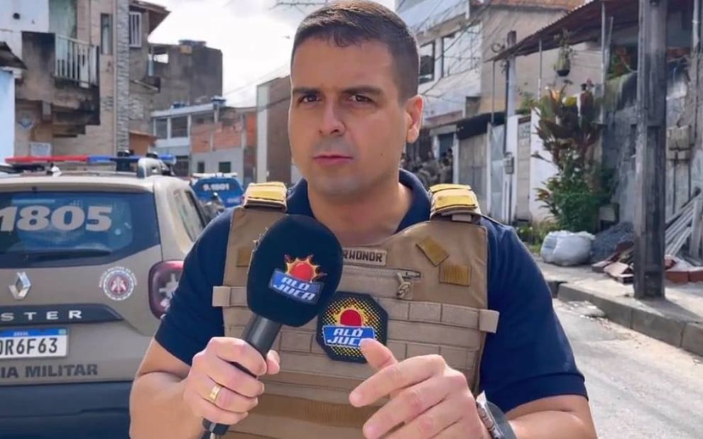 Marcelo Castro está com um microfone na mão, na TV Aratu, afiliada do SBT na Bahia